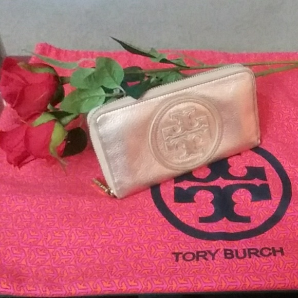 ๐Beautiful Gold Tory Burch Double Stacked Logo Zip Around Wallet๐ - Picture 2 of 8